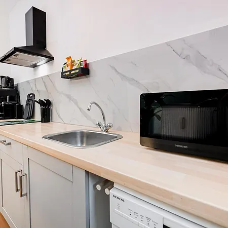 Apartament Modern With Balcony - Point By Rudolfplatz - Perfect For 5 Guests - Netflix *